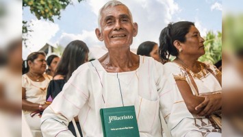 Aos 87 anos, idoso se torna tradutor da Bíblia: “Deixarei um legado”