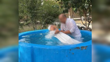 Cristã perseguida é batizada secretamente na Ásia: 